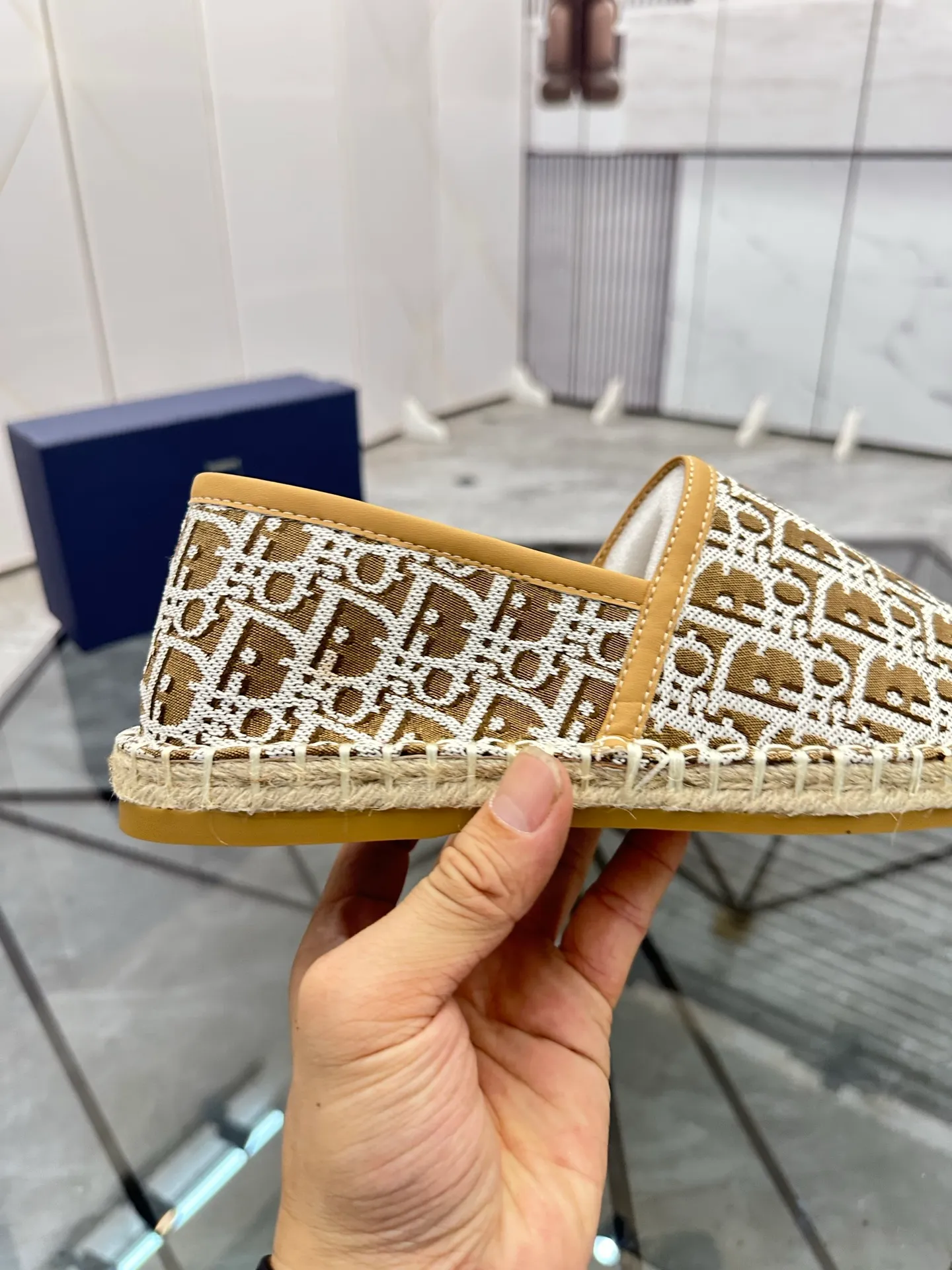 Men's shoes for sale 💰: 💰P400¥ Product trademark: Dior* "Dior*" low-top fisherman's shoes Regular size: 38-44 (can be customized to 37.45) Product materials: imported cowhide leather upper spliced ​​with original fabric, sheepskin lining, original outsole. Number: 1023